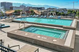 Convention Ctr Studio! Designer! Spa/pool/gym/pkg!