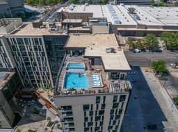 Downtown views! Amazing pool/gym/hottub Luxury apt