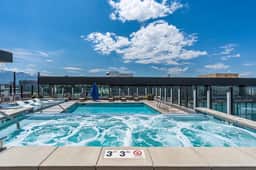 Downtown views! Amazing pool/gym/hottub Luxury apt