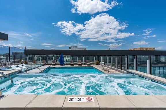 2bd/2ba Best style and location/Pool+spa/gym/pkg!