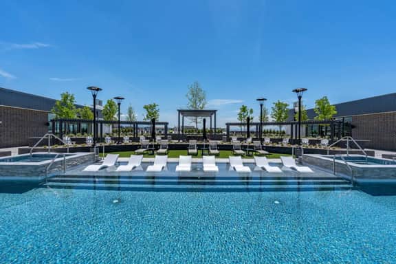 6th fl + Amenities! Parking| Pool|HotTub|Gym|Bowl!