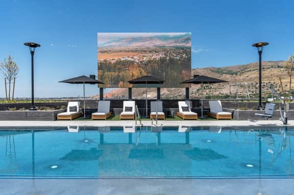 Capital Views! Pool/Spa/Gym/Bowling/Free Parking!