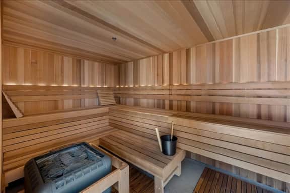 Elevated Stay! Top floor! Kg bed|Pool|Hot Tub|Gym|Parking