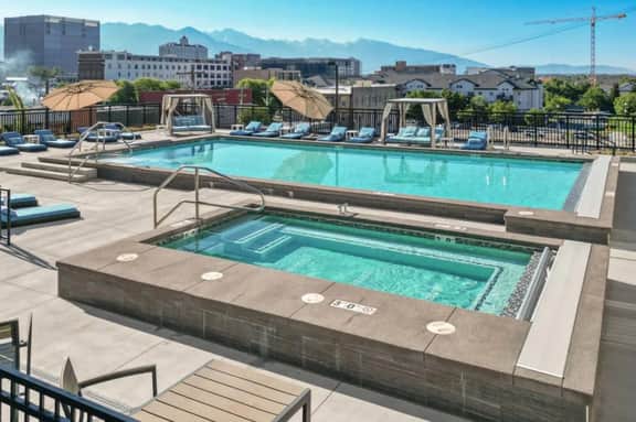 Gorgeous 2BD/2BA Pool/Gym/Htub near Convention Ctr