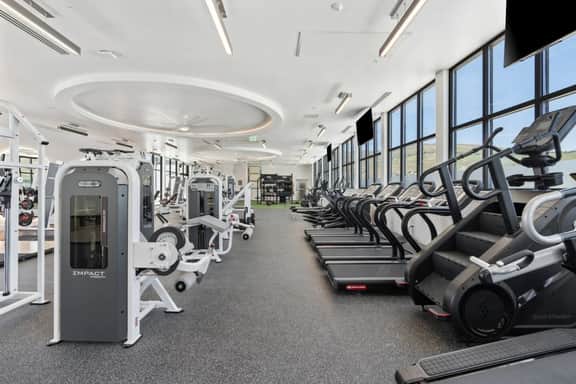 Grand 1BR Views/Pool/Gym/HTub