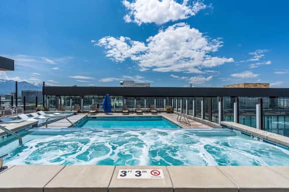 Premium Penthouse Luxury -Pool, Gym, Prkng, Views!
