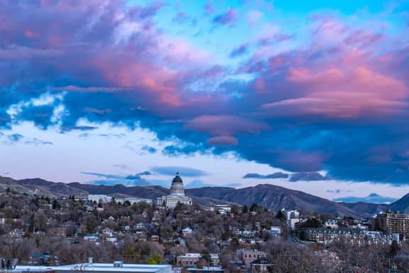 VIEWS! Capital! Year round POOL/Spa/Gym/Bowling!