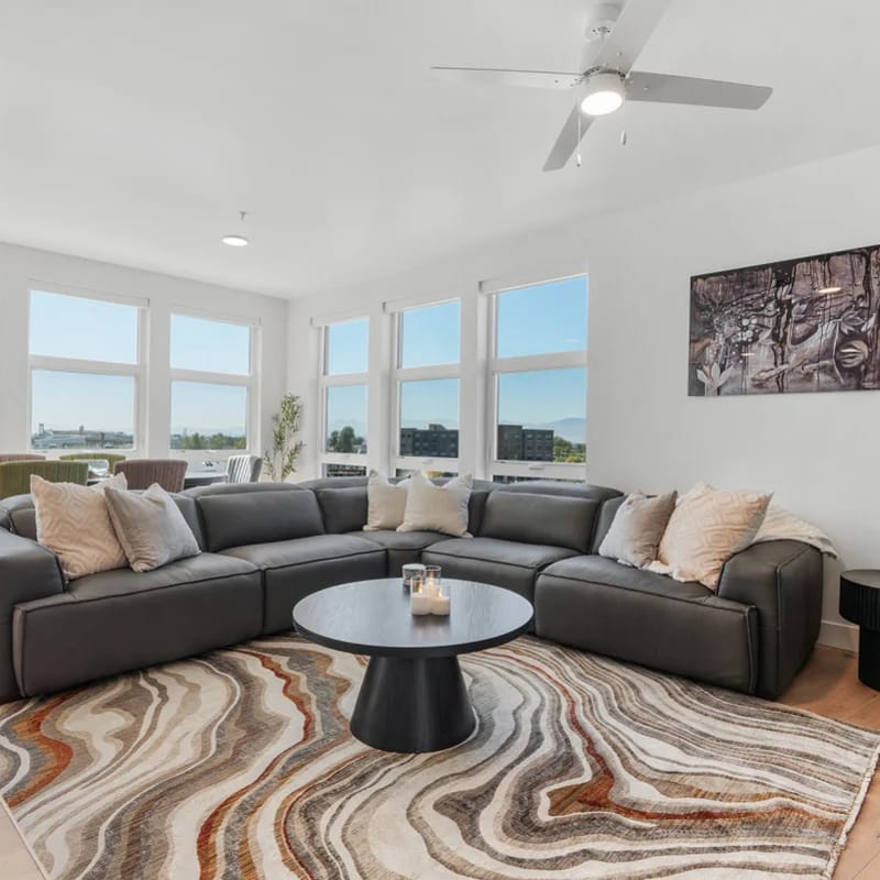 Amazing Deluxe 2BR Pool/Gym/Htub
