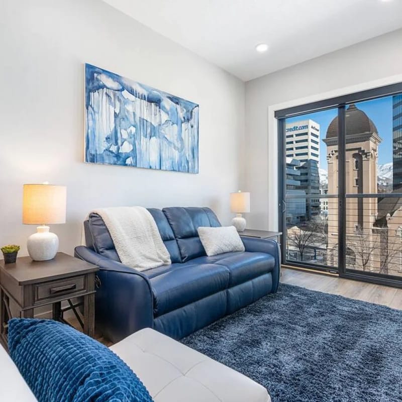 Modern dntwn apt- prime location